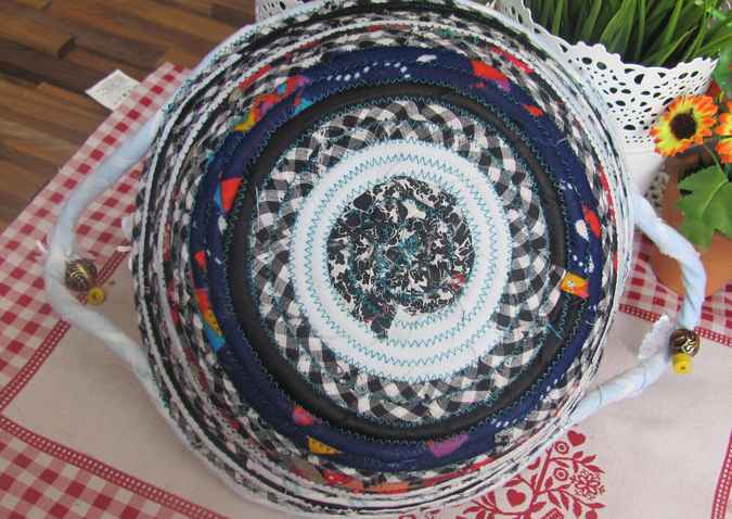 large image of art item: basket &ndash; strawberry white checkered