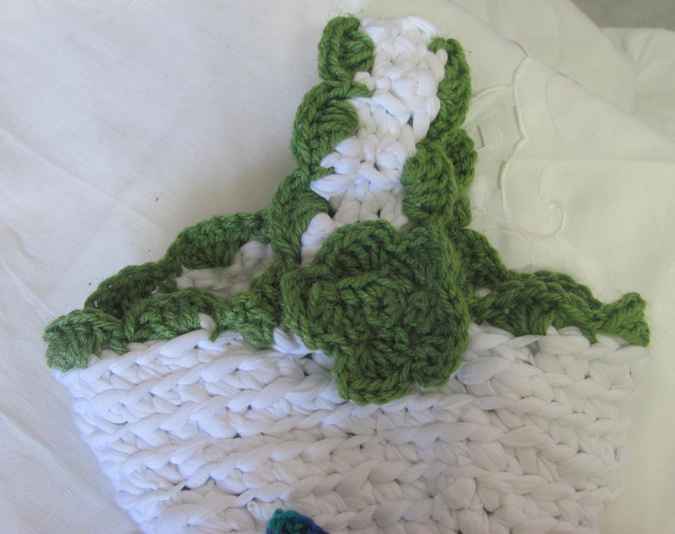 large image of art item: decor &ndash; crochet basket with colorful ball