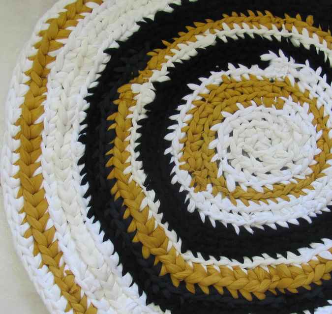 large image of art item: decor &ndash; rug white black yellow