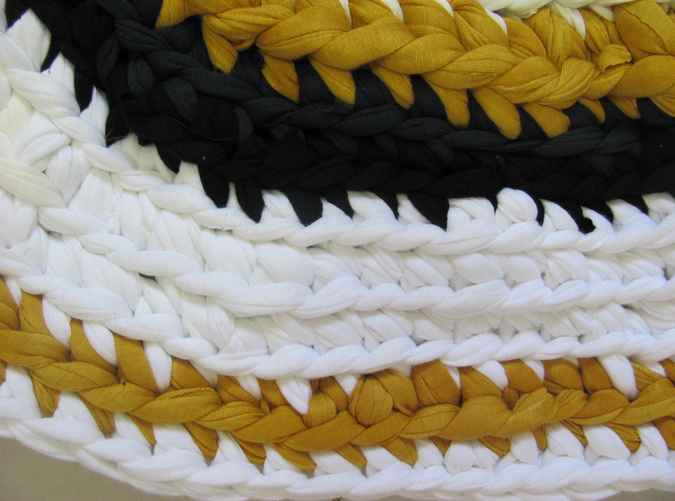 large image of art item: decor &ndash; rug white black yellow