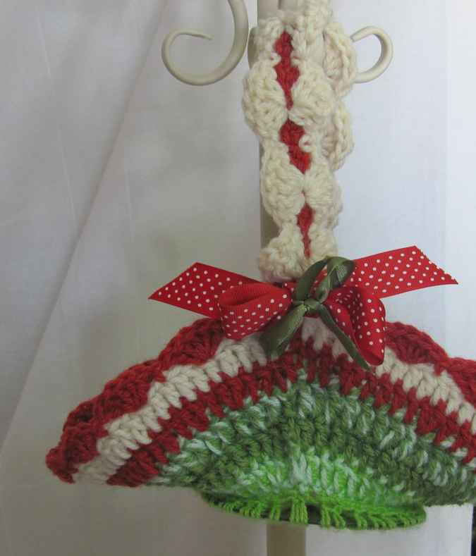 large image of art item: decor &ndash; crochet red white green