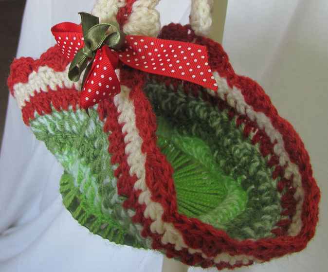 large image of art item: decor &ndash; crochet red white green