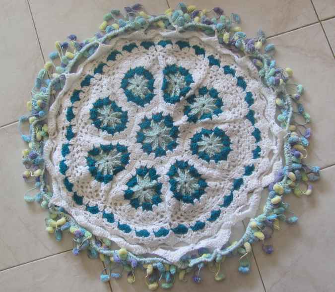 large image of art item: decor &ndash; round crocheted baby blanket 