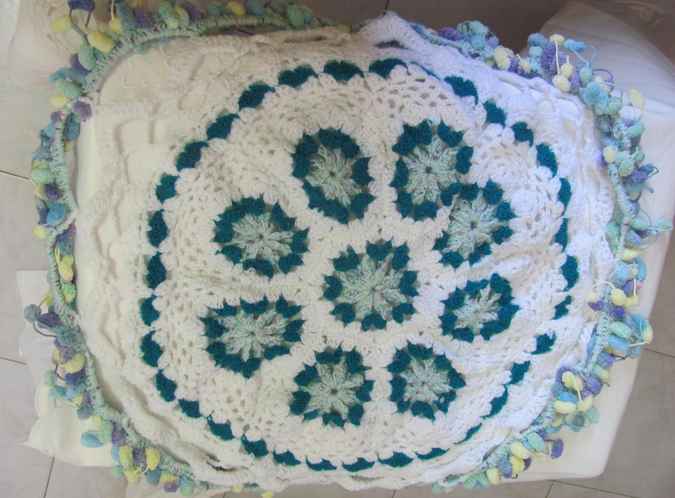 large image of art item: decor &ndash; round crocheted baby blanket 