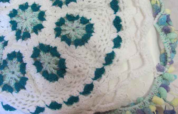 large image of art item: decor &ndash; round crocheted baby blanket 