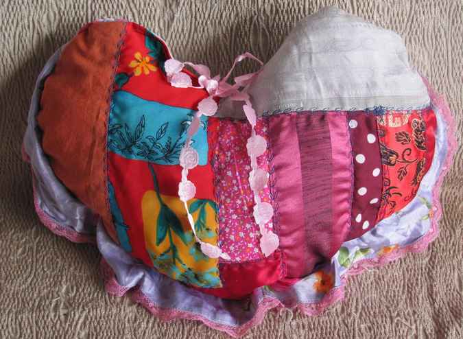 large image of art item: decor &ndash; heart quilt pink rose ribbon