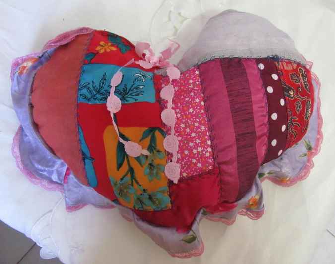 large image of art item: decor &ndash; heart quilt pink rose ribbon