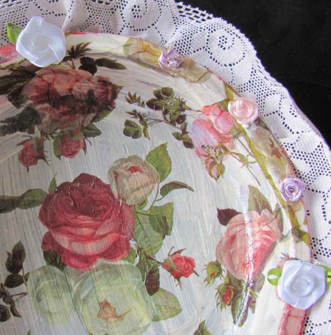 large image of art item: decor &ndash; plate lace white red roses