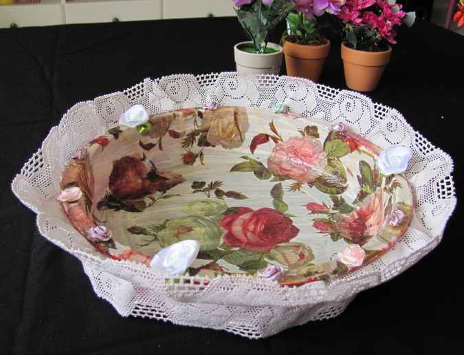 large image of art item: decor &ndash; plate lace white red roses