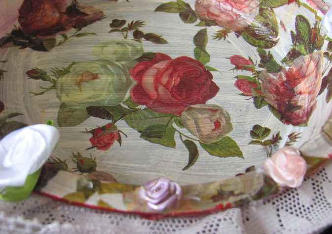 large image of art item: decor &ndash; plate lace white red roses