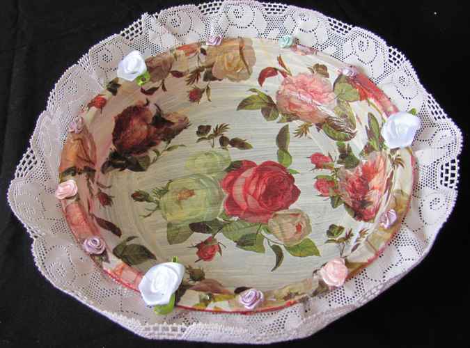 large image of art item: decor &ndash; plate lace white red roses