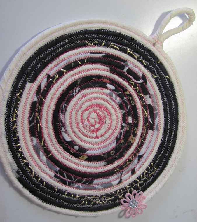 large image of art item: decor &ndash; potholder black and white