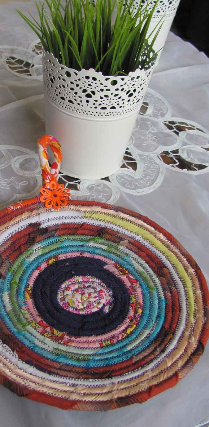 large image of art item: decor &ndash; potholder flower orange red white blue